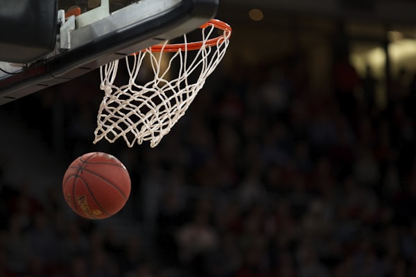 NBA总决赛金州勇士队与波士顿凯尔特人队激烈比赛现场照片